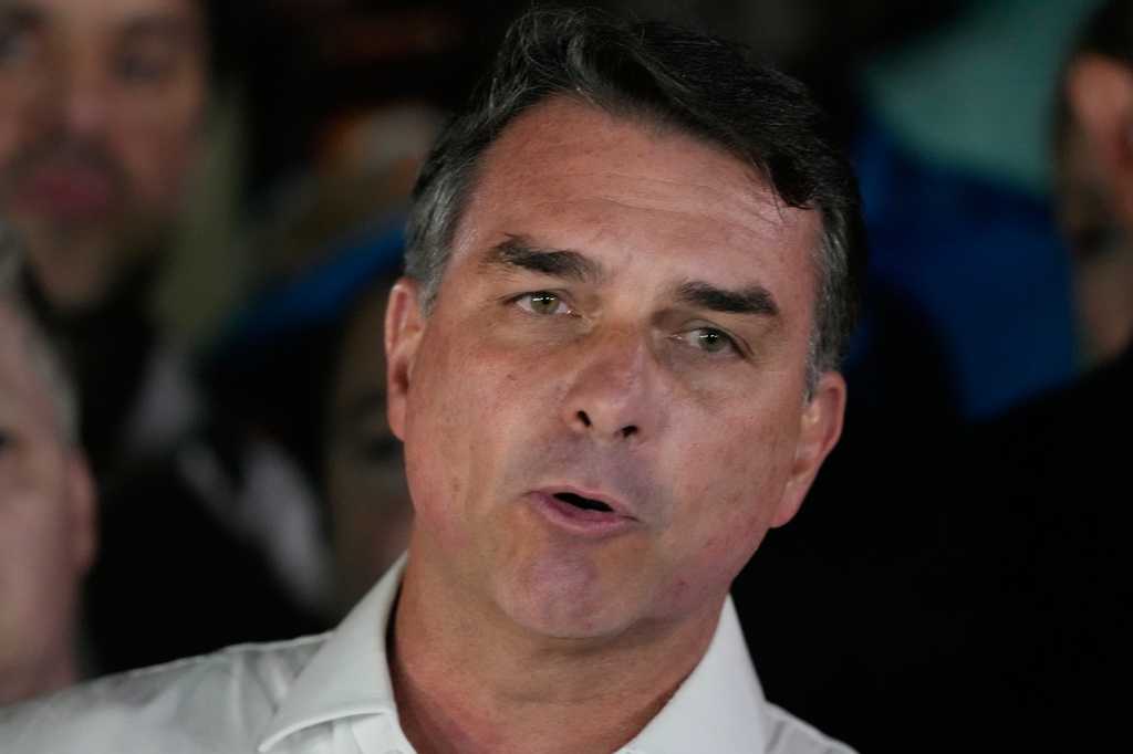 Defeated Brazilian presidential candidate Flávio Bolsonaro and his family land in Miami — Oviedo Community news