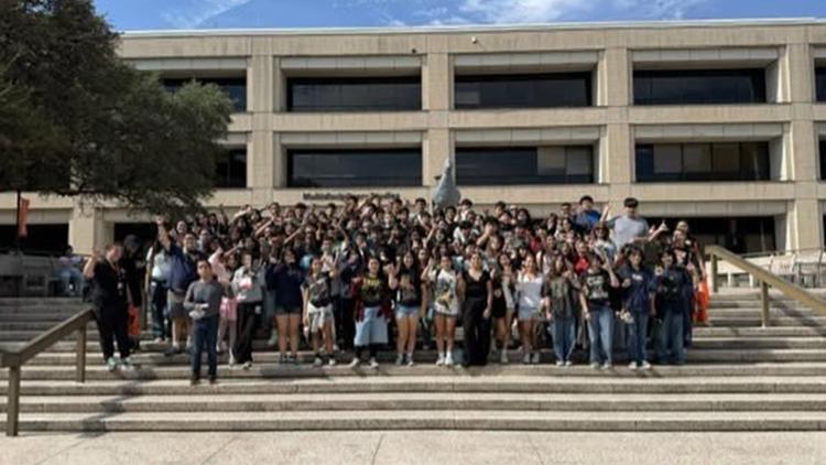 SAISD middle schoolers connect with college life during schoolwide event — KENS 5 (San Antonio), Oviedo Schools news